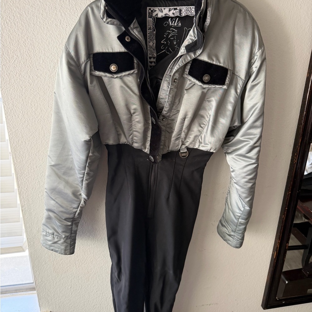 Niles Vintage women’s ski suit snowsuit size medium EUC Black Silver